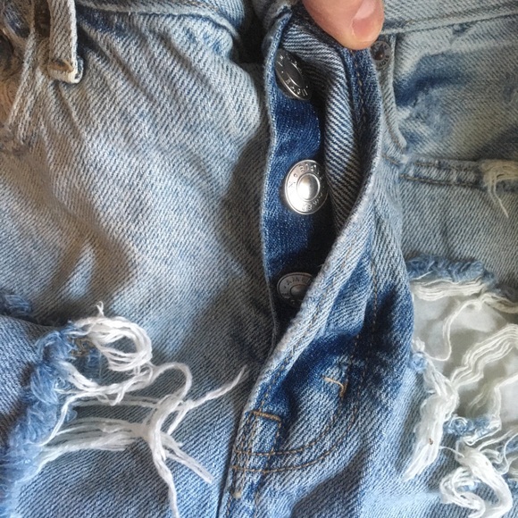 American Eagle 90s boyfriend short, light wash distressed - Picture 3 of 4